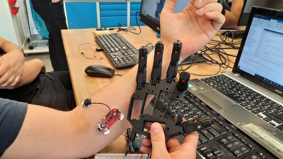 Liberecká univerzita a pražský IKEM nabízejí stážistům workshopy zaměřené na robotické systémy v medicíně